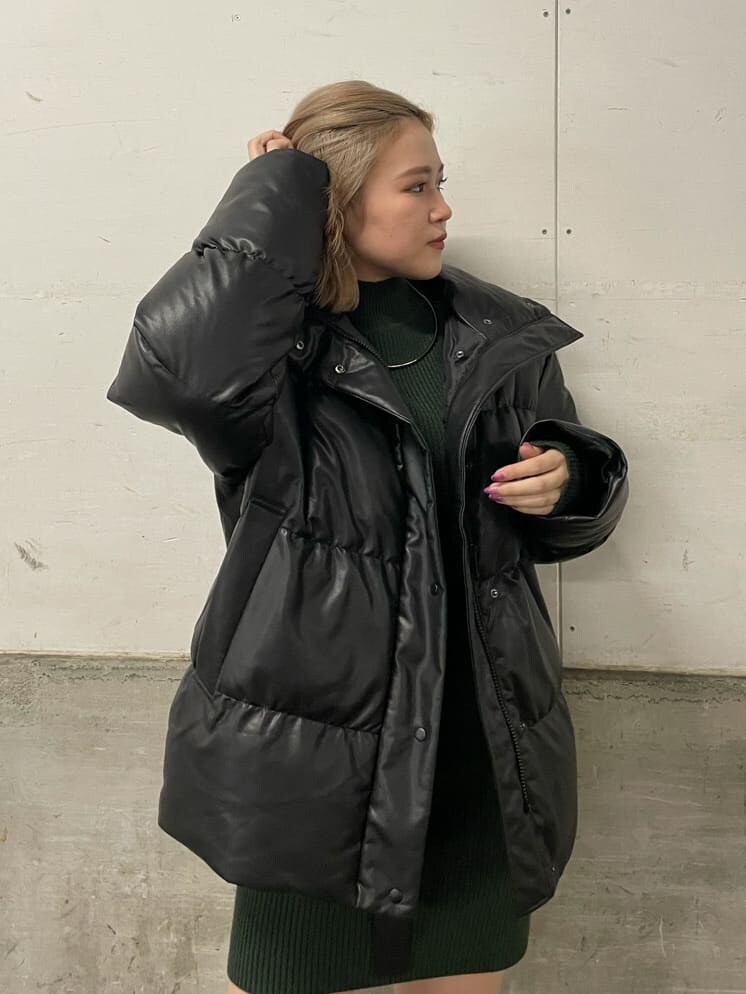 ブラック系のブーツ、その他のダウンジャケット/コート、グリーン系のワンピースを着用したレディースの秋コーディネートの4枚目の写真