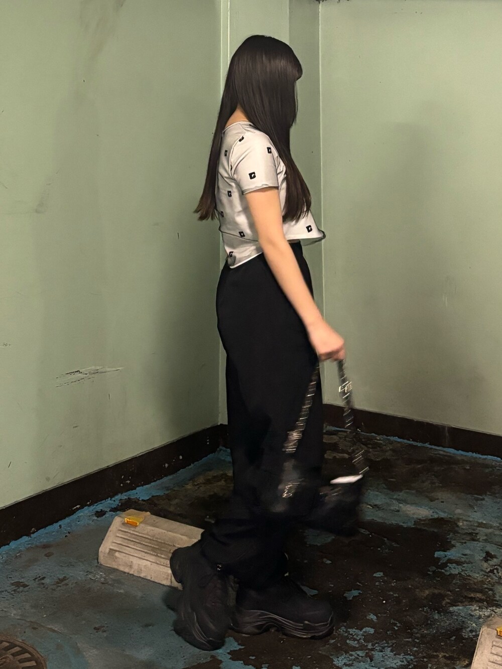 ブラック系のスニーカー、ホワイト系のTシャツ/カットソー、ブラック系のその他パンツを着用したレディースの春コーディネートの3枚目の写真