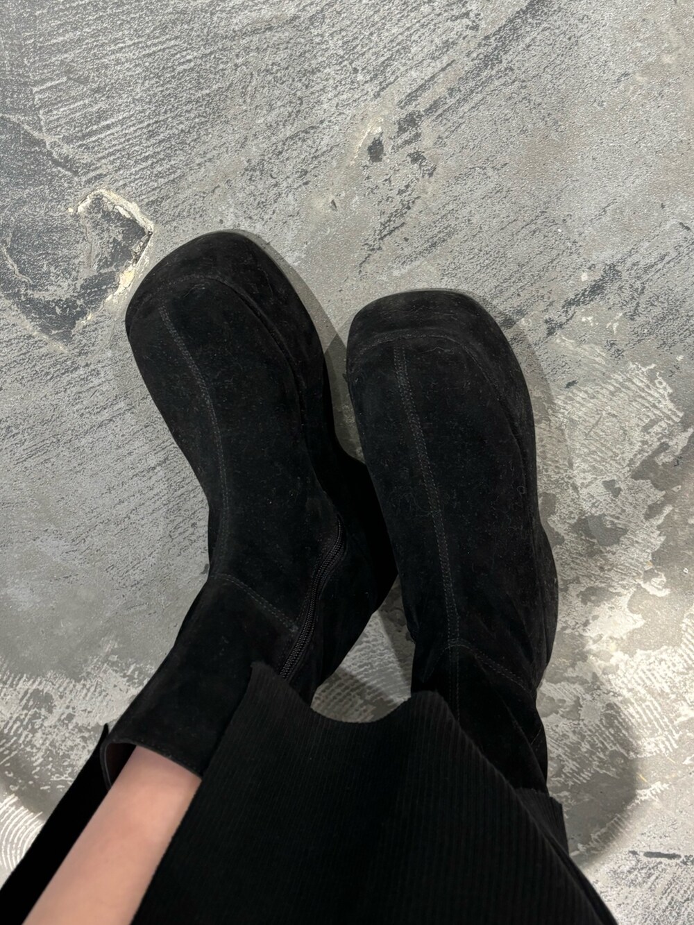 ブラック系のワンピース、ブラック系のブーツを着用したレディースの秋コーディネートの6枚目の写真