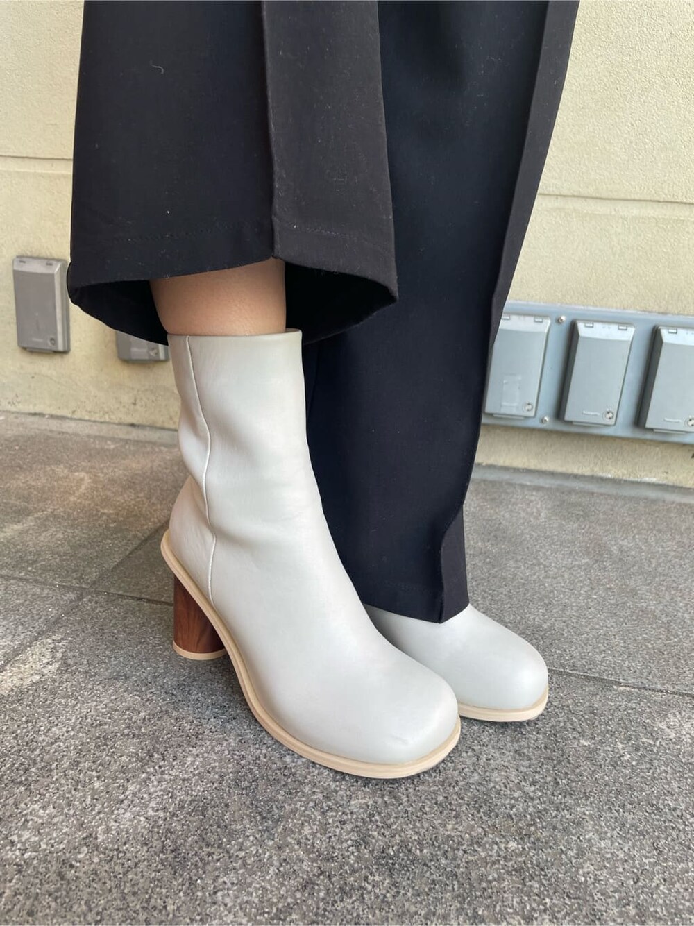 ブラック系のその他パンツ、グレー系のブーツ、ホワイト系のTシャツ/カットソーを着用したレディースの春コーディネートの8枚目の写真