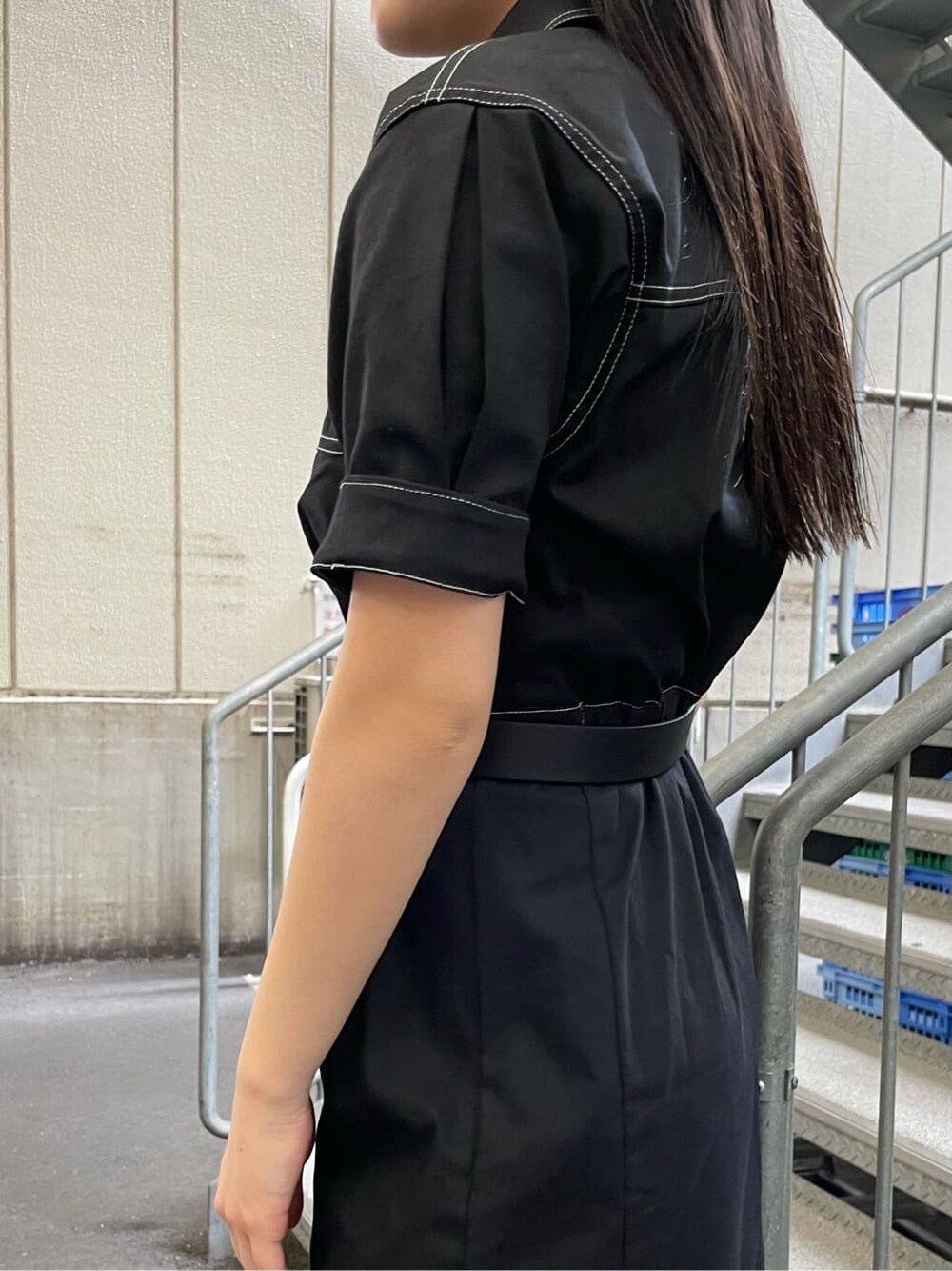 ブラック系のワンピース、ゴールド系のピアス（両耳用）を着用したレディースの夏コーディネートの5枚目の写真