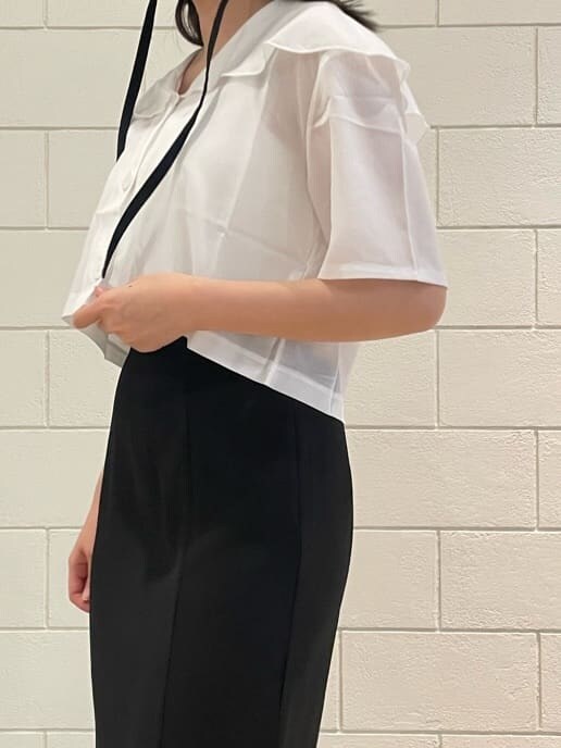 ホワイト系のシャツ/ブラウス、ブラック系のスカート、ブラック系のサンダルを着用したレディースの夏コーディネートの5枚目の写真