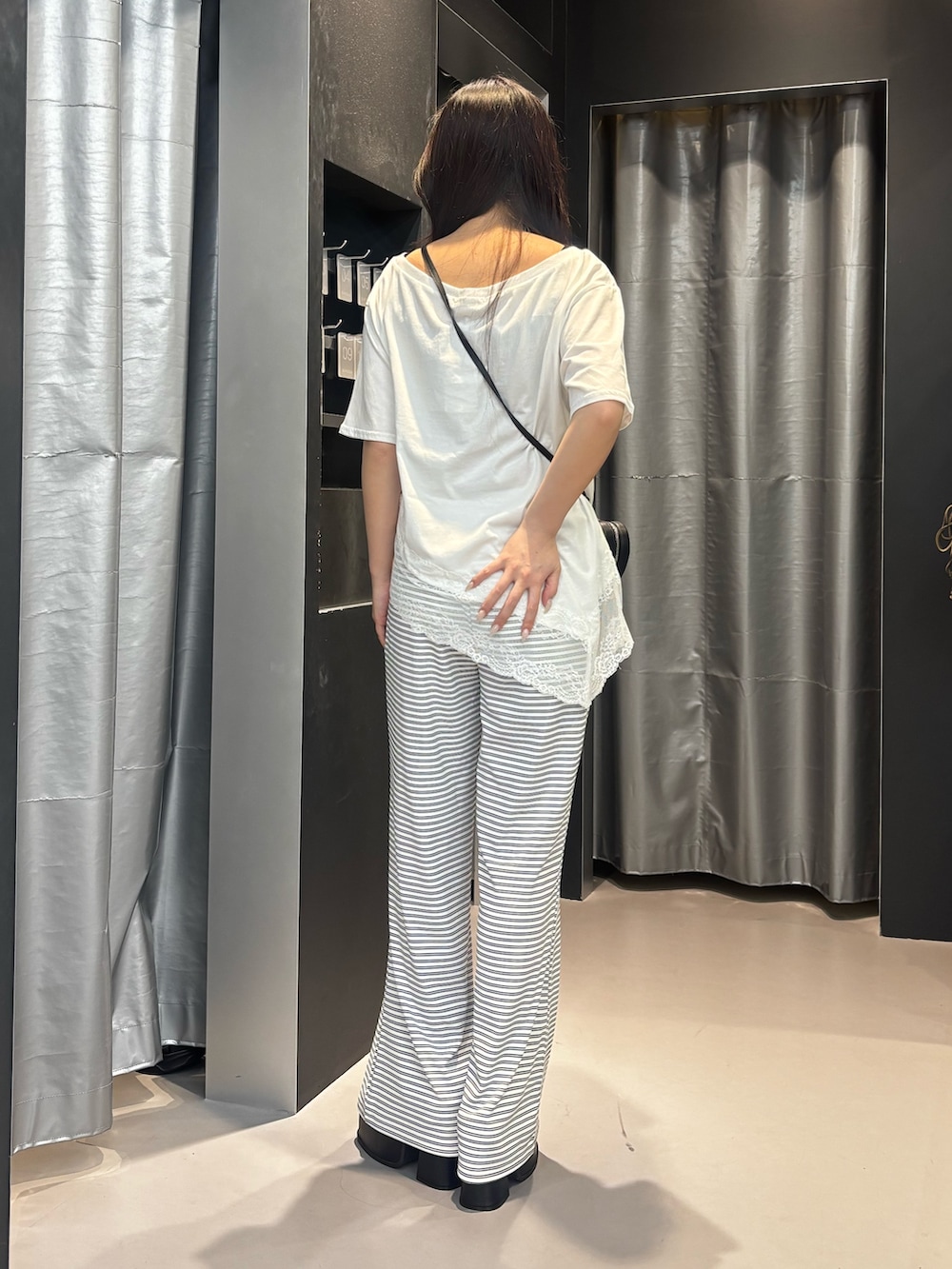 ブラック系のサンダル、ホワイト系のその他パンツ、ホワイト系のTシャツ/カットソーを着用したレディースの夏コーディネートの3枚目の写真