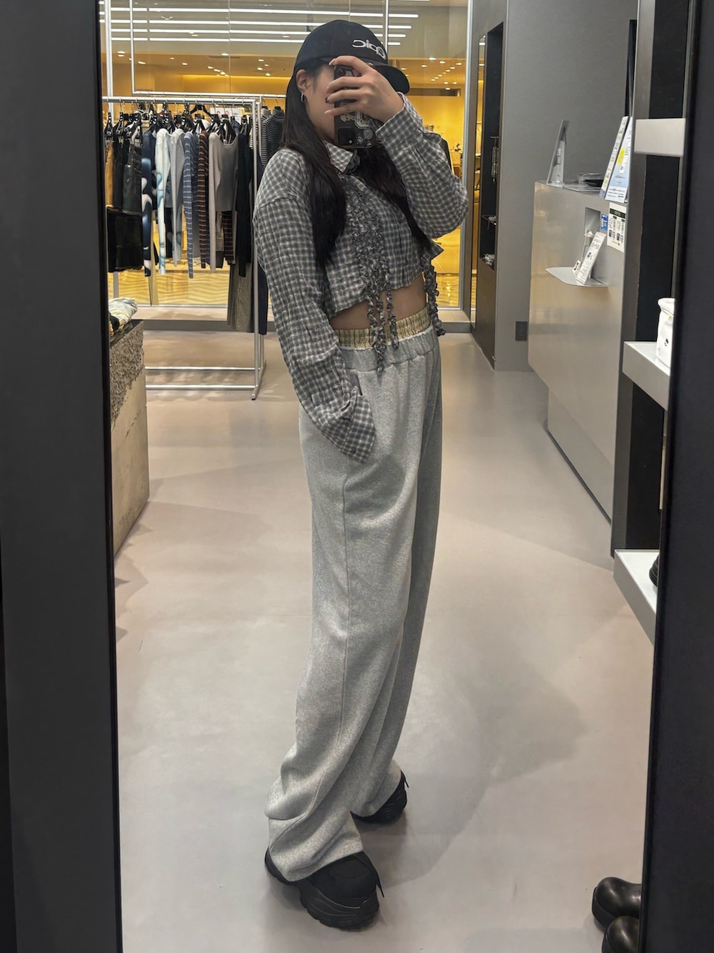 グレー系のスウェットパンツ、グレー系のシャツ/ブラウス、ブラック系のスニーカーを着用したレディースの春コーディネートの2枚目の写真