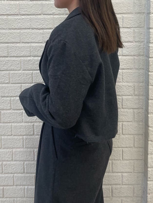 グレー系のテーラードジャケット、グレー系のその他パンツ、ブラック系のブーツを着用したレディースの秋コーディネートの5枚目の写真