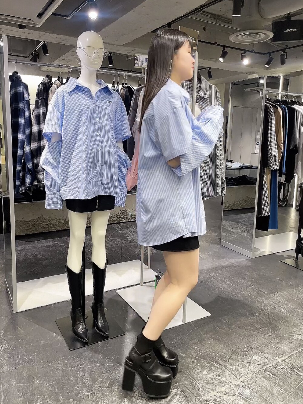 ホワイト系のキャミソール、その他のシャツ/ブラウス、ブラック系のスカートを着用したレディースの春コーディネートの2枚目の写真