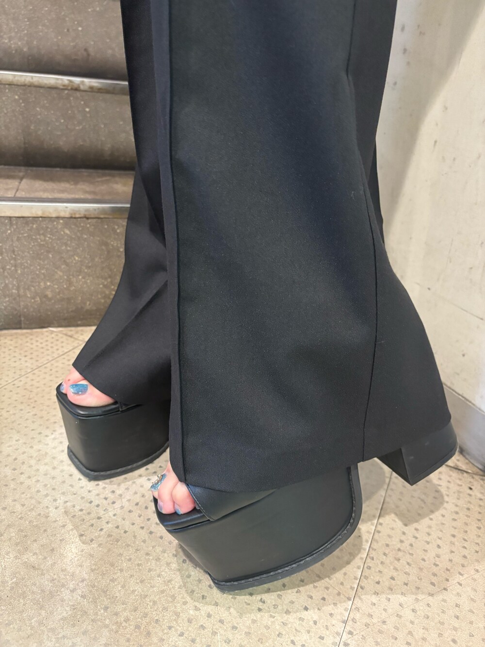 ホワイト系のTシャツ/カットソー、ブラック系のその他パンツ、ブラック系のサンダルを着用したレディースの夏コーディネートの10枚目の写真