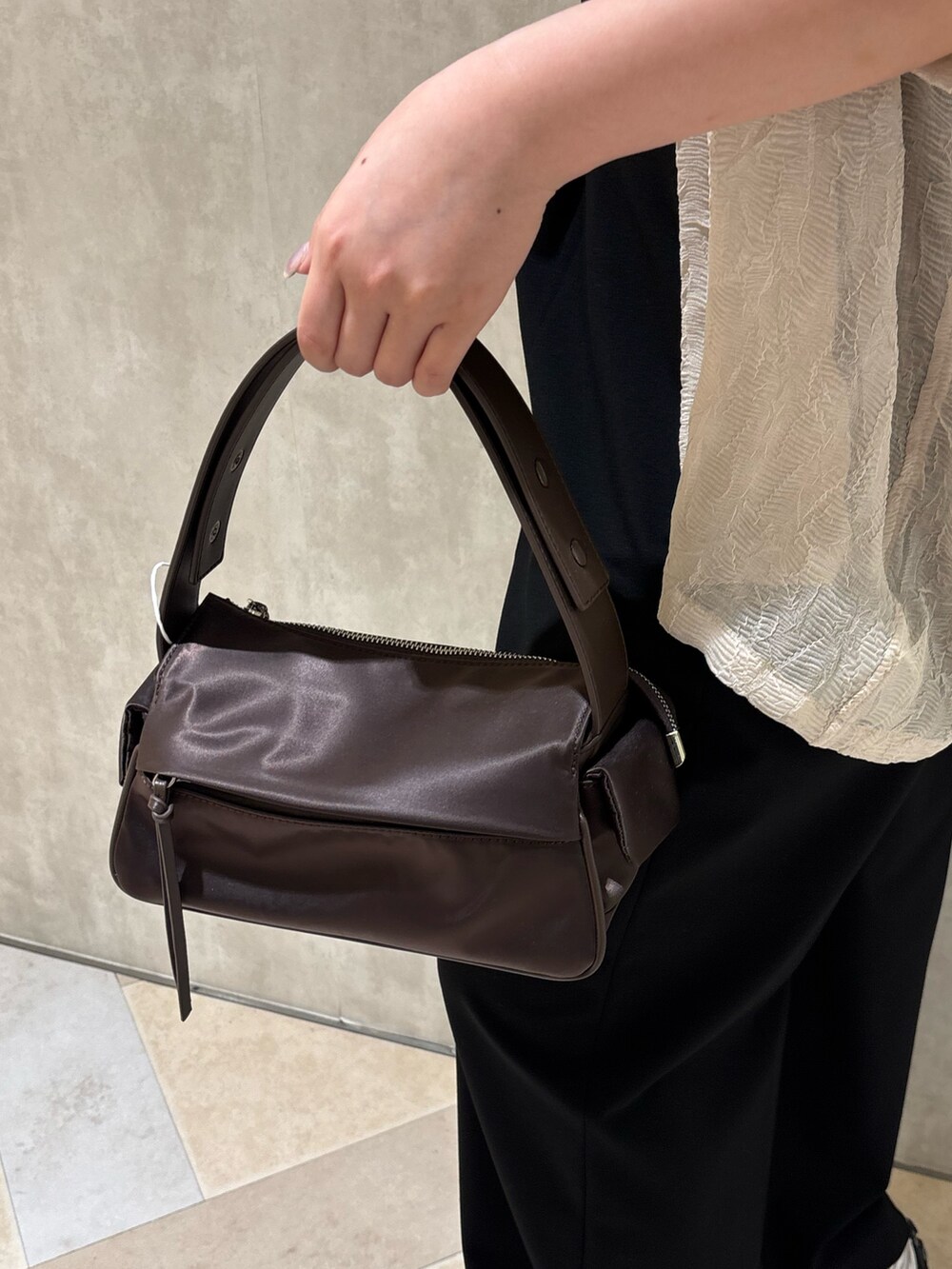 グレー系のその他パンツ、ブラック系のニット/セーター、ホワイト系のシャツ/ブラウスを着用したレディースの夏コーディネートの4枚目の写真