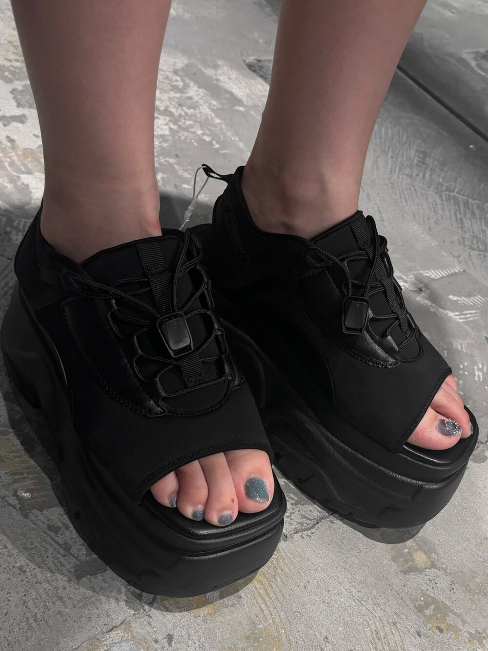 ブラック系のシャツ/ブラウス、ブラック系のデニムスカート、ブラック系のサンダルを着用したレディースの夏コーディネートの6枚目の写真