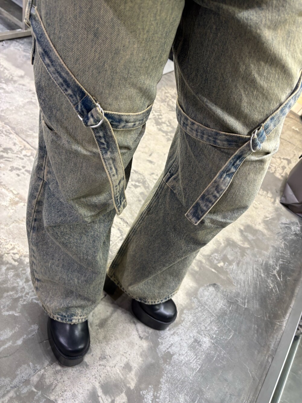 ブラック系のブーツ、ベージュ系のデニムパンツ、ベージュ系のデニムジャケットを着用したレディースの冬コーディネートの5枚目の写真