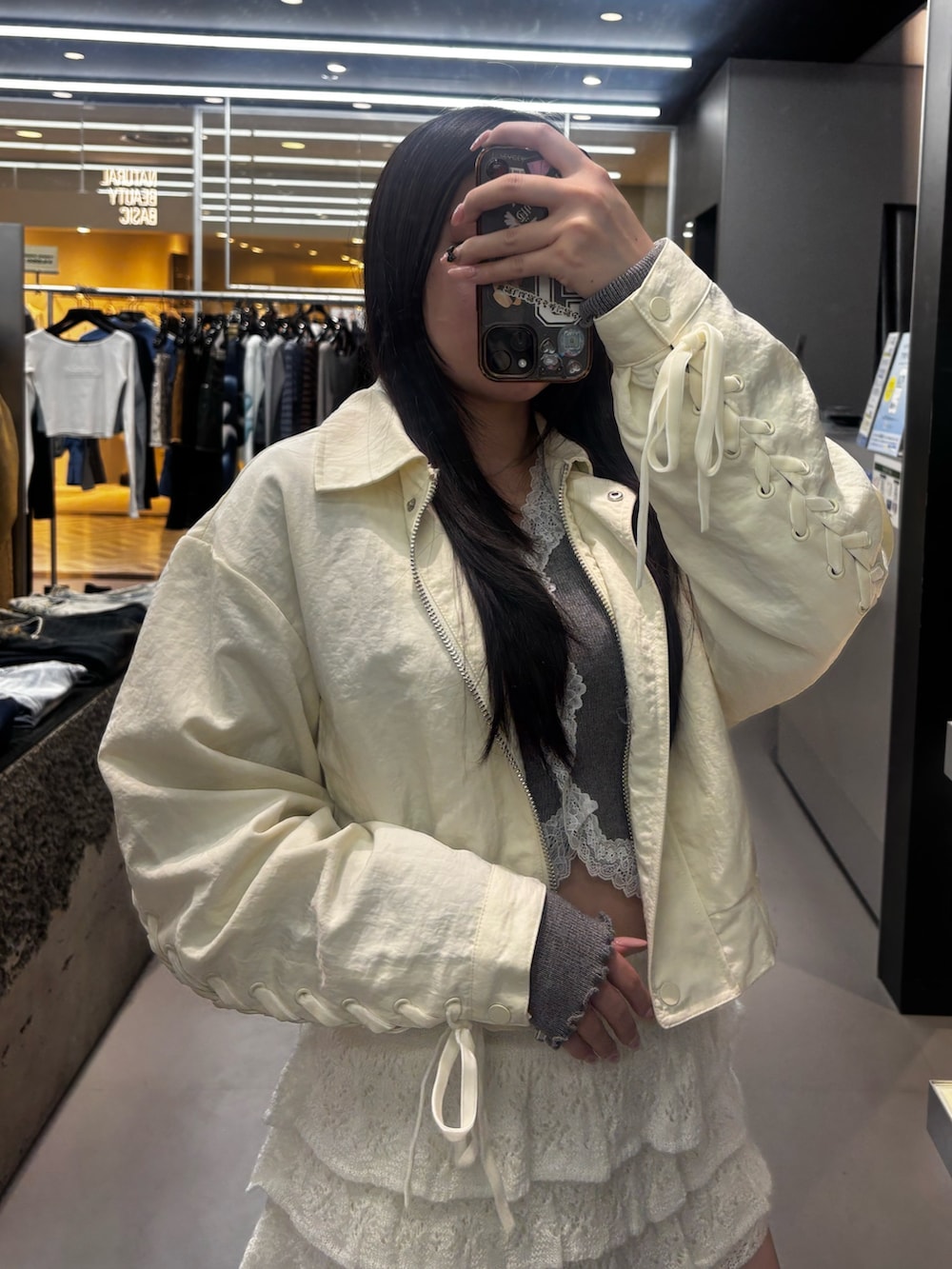 ブラック系のブーツ、グレー系のスカート、グレー系のニット/セーターを着用したレディースの春コーディネートの3枚目の写真