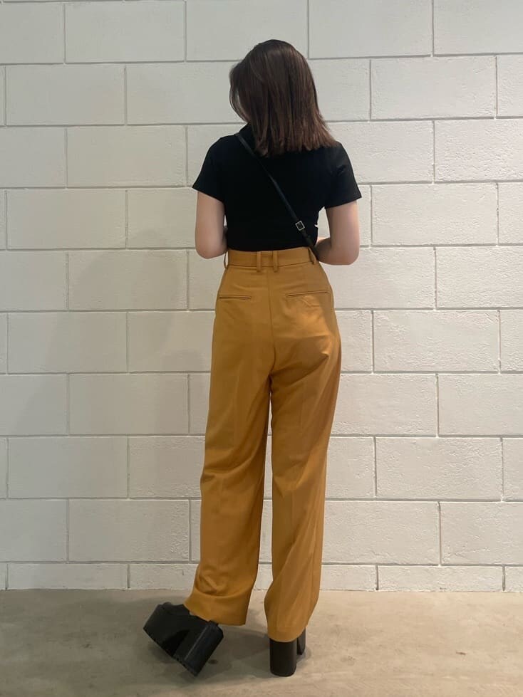 ブラック系のショルダーバッグ、オレンジ系のその他パンツ、ブラック系のサンダルを着用したレディースの夏コーディネートの3枚目の写真