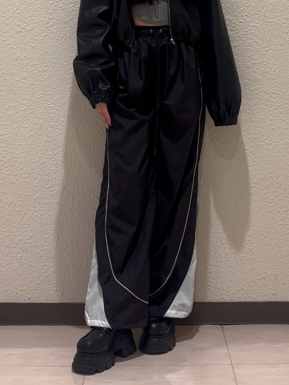 ブラウン系のローファー、グレー系のTシャツ/カットソー、ブラック系のその他パンツを着用したレディースの春コーディネートの4枚目の写真