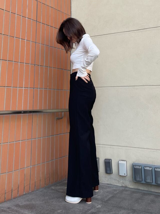 ブラック系のその他パンツ、グレー系のブーツ、ホワイト系のTシャツ/カットソーを着用したレディースの春コーディネートの2枚目の写真