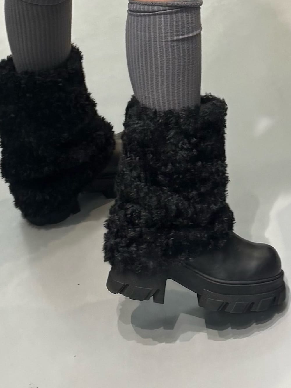 ブラック系のブーツ、ブラック系のスカート、ブラック系のニット/セーターを着用したレディースの冬コーディネートの5枚目の写真