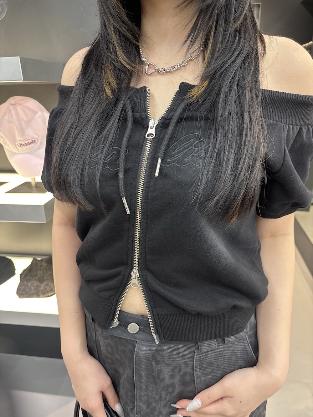 ベージュ系のブーツ、ブラック系のショルダーバッグ、グレー系のスカートを着用したレディースの夏コーディネートの4枚目の写真