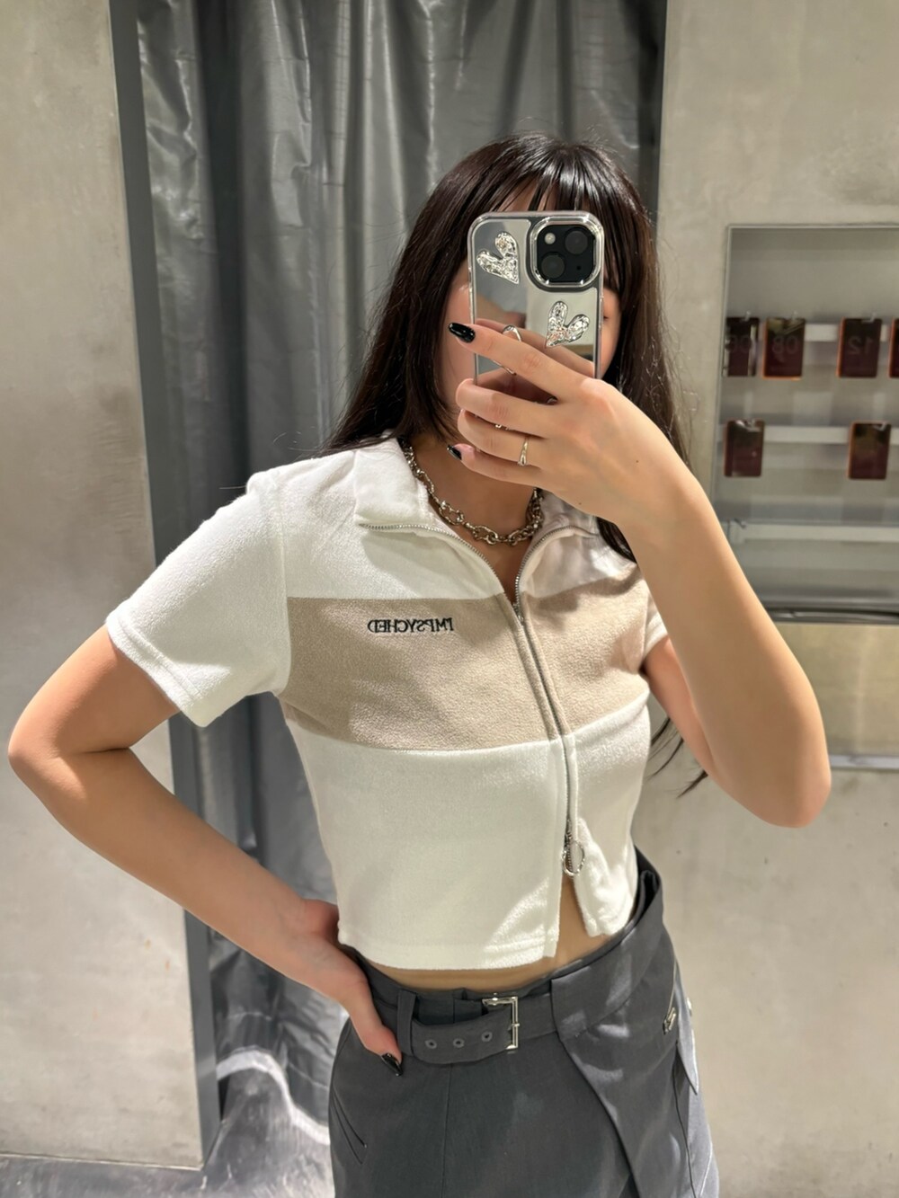 ブラック系のサンダル、ホワイト系のTシャツ/カットソー、グレー系のその他パンツを着用したレディースの春コーディネートの3枚目の写真