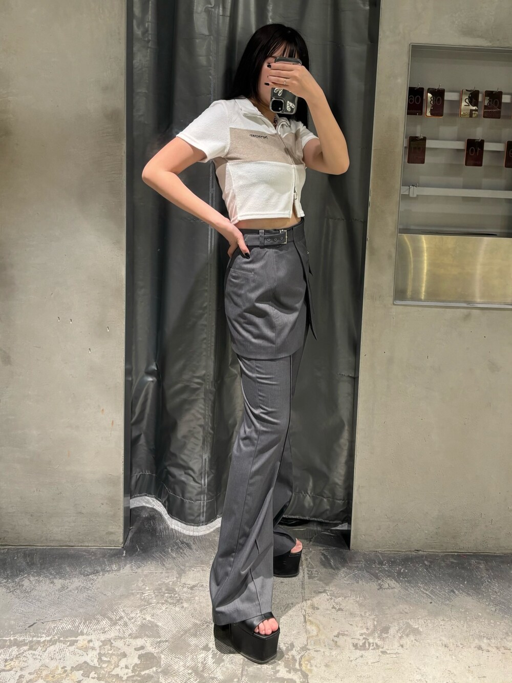 ブラック系のサンダル、ホワイト系のTシャツ/カットソー、グレー系のその他パンツを着用したレディースの春コーディネートの2枚目の写真