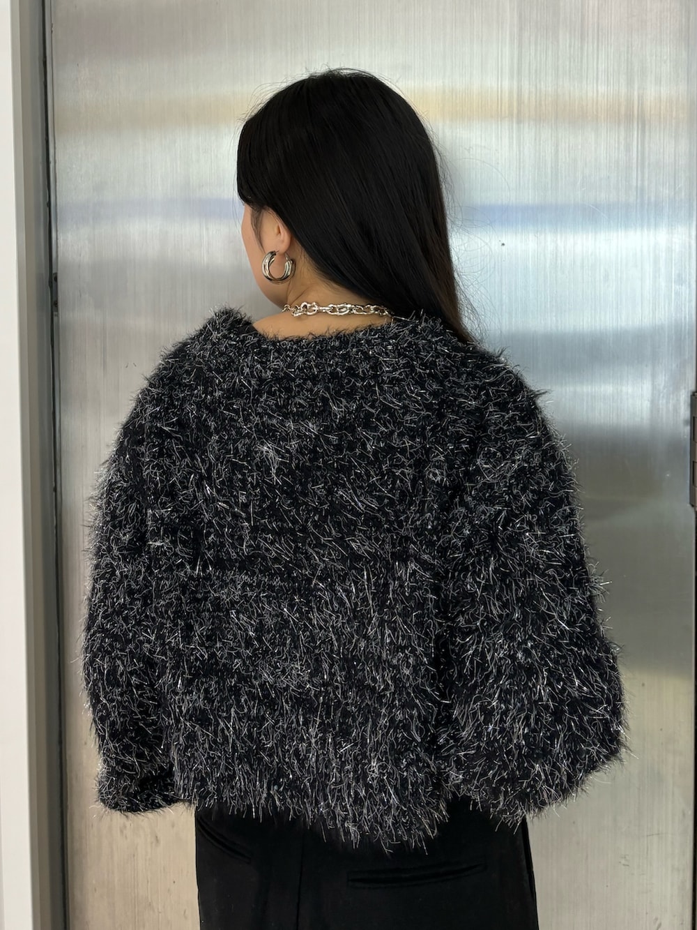 その他のブルゾン、ブラック系のその他パンツ、ブラック系のブーツを着用したレディースの冬コーディネートの8枚目の写真