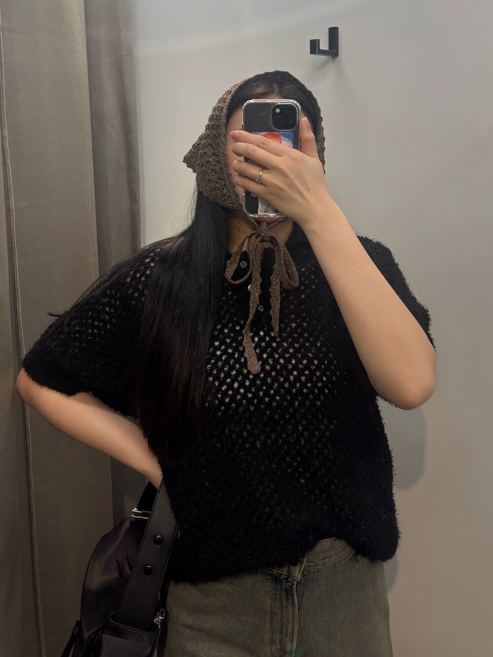 シルバー系のスニーカー、ブルー系のデニムパンツ、ブラック系のシャツ/ブラウスを着用したレディースの春コーディネートの3枚目の写真