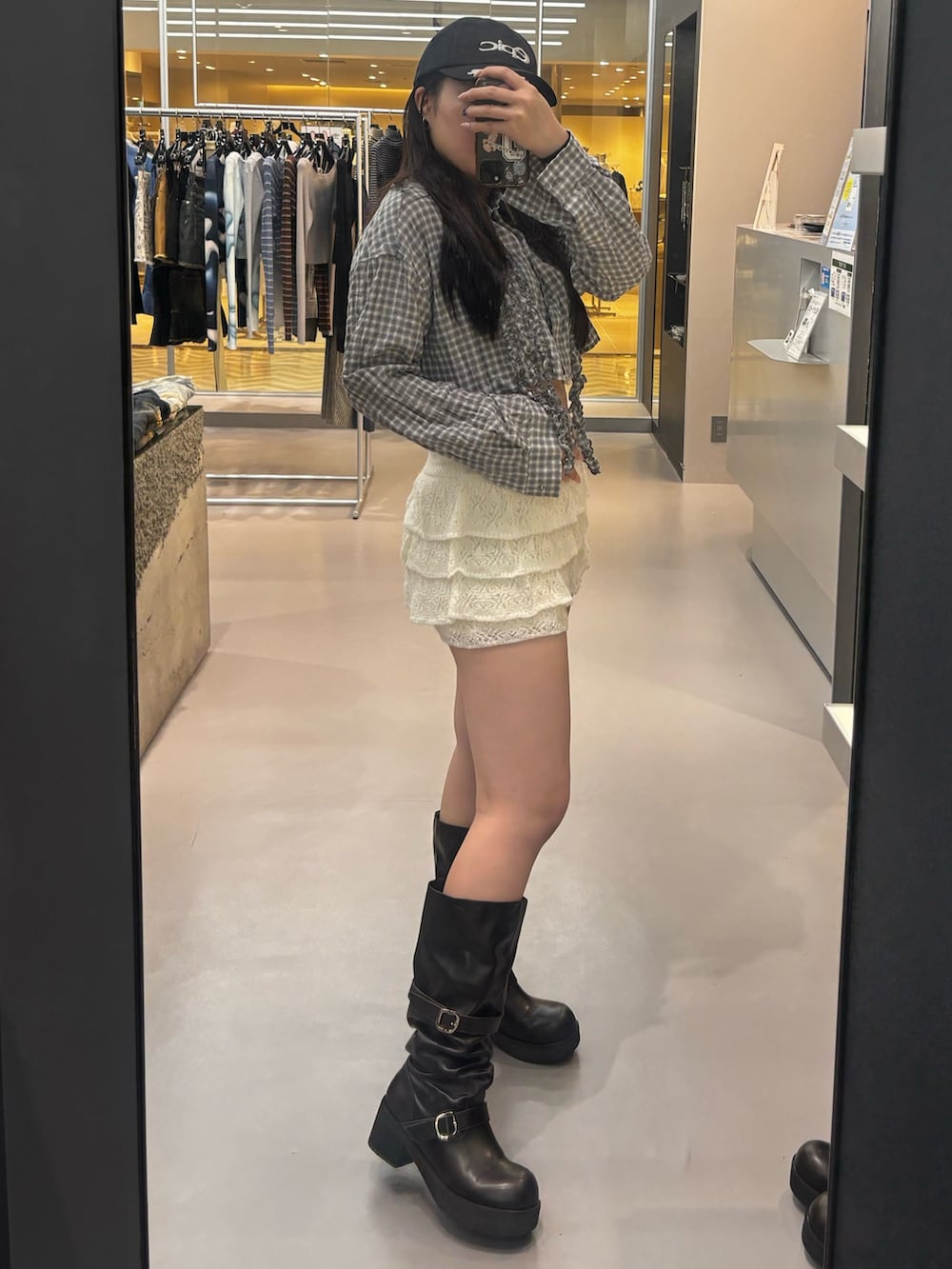 ブラック系のブーツ、グレー系のスカート、グレー系のシャツ/ブラウスを着用したレディースの春コーディネートの2枚目の写真