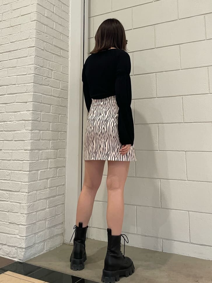 ブラック系のブーツ、ブラック系のTシャツ/カットソー、その他のスカートを着用したレディースの春コーディネートの3枚目の写真