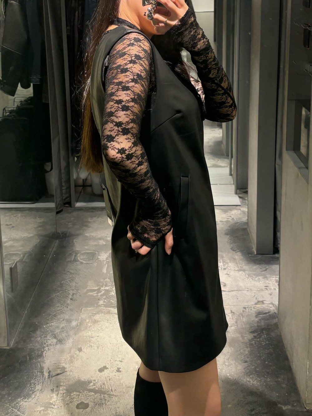 ブラック系のブーツ、ブラック系のワンピースを着用したレディースの秋コーディネートの4枚目の写真