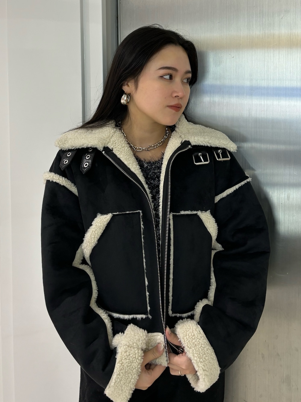 その他のブルゾン、ブラック系のその他パンツ、ブラック系のブーツを着用したレディースの冬コーディネートの3枚目の写真