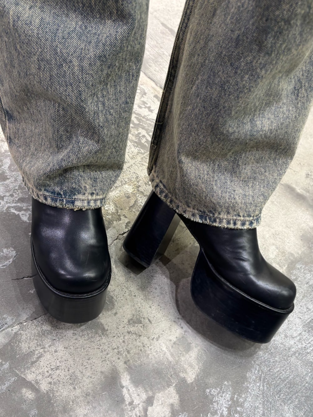 ブラック系のブーツ、ベージュ系のデニムパンツ、ベージュ系のデニムジャケットを着用したレディースの冬コーディネートの6枚目の写真