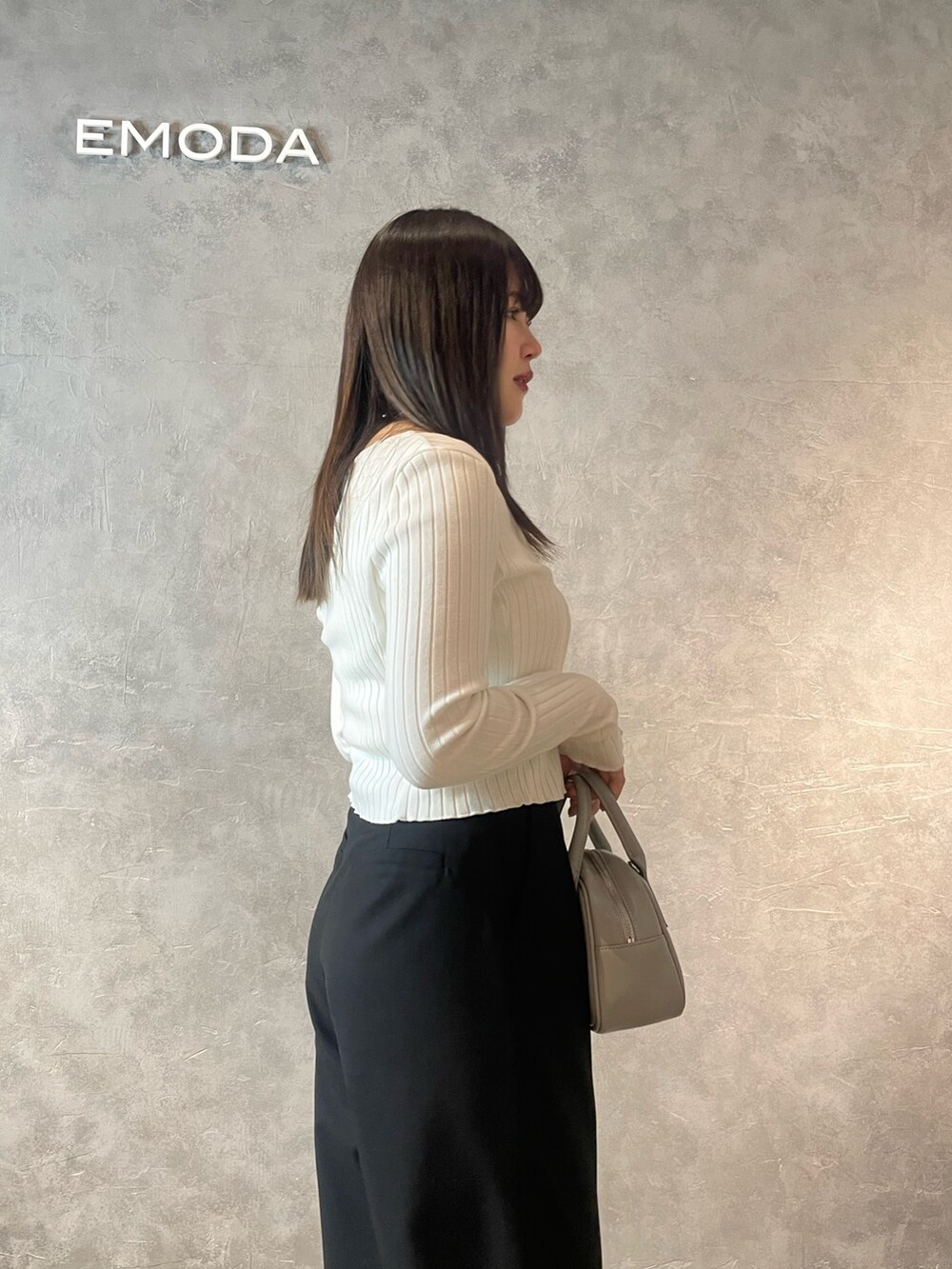 ホワイト系のTシャツ/カットソー、ブラック系のその他パンツ、ブラック系のブーツを着用したレディースの春コーディネートの5枚目の写真