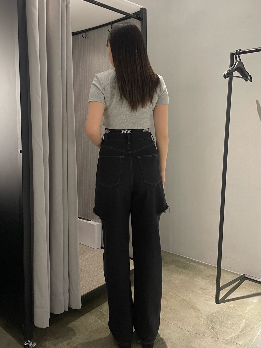 ブラック系のTシャツ/カットソー、ブラック系のデニムパンツ、ブラック系のサンダルを着用したレディースの春コーディネートの2枚目の写真