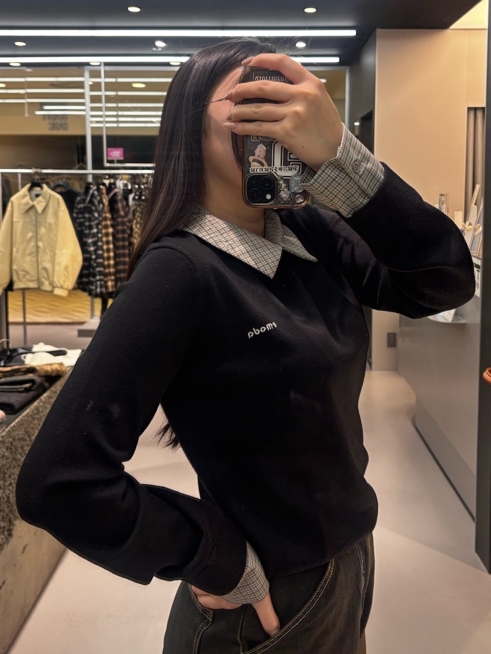 ベージュ系のデニムパンツ、ブラック系のシャツ/ブラウス、ブラック系のスニーカーを着用したレディースの冬コーディネートの4枚目の写真