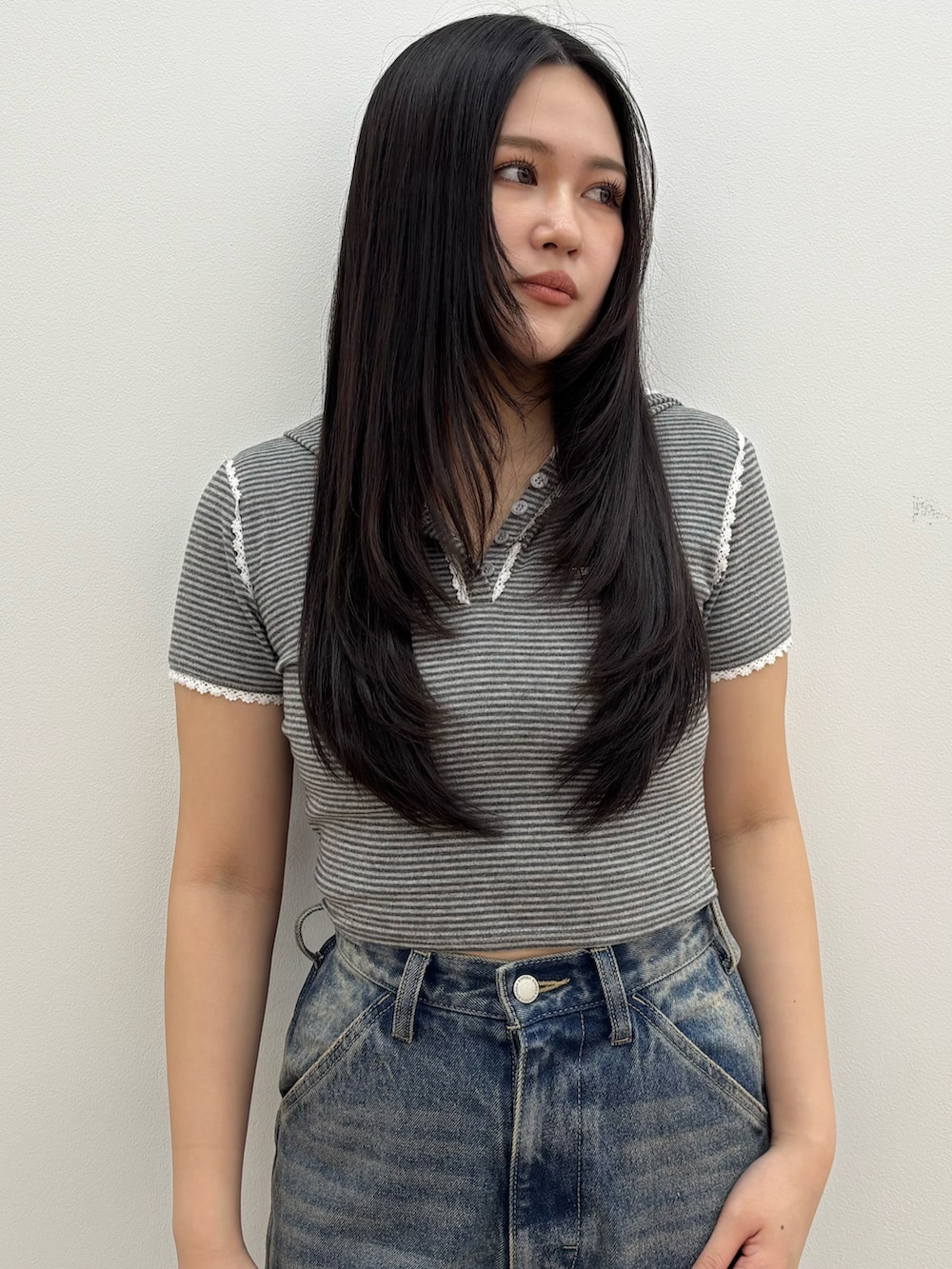 ブラック系のサンダル、ブルー系のデニムパンツ、グレー系のTシャツ/カットソーを着用したレディースの春コーディネートの3枚目の写真
