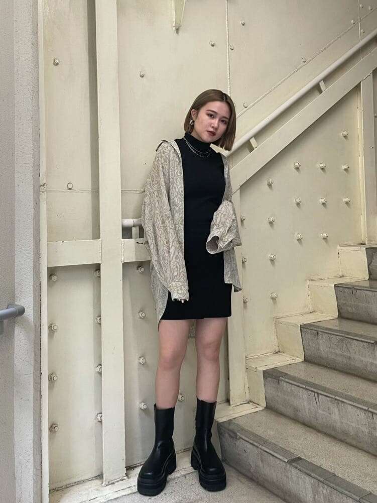 その他のシャツ/ブラウス、ブラック系のスカート、ブラック系のTシャツ/カットソーを着用したレディースの夏コーディネートの2枚目の写真