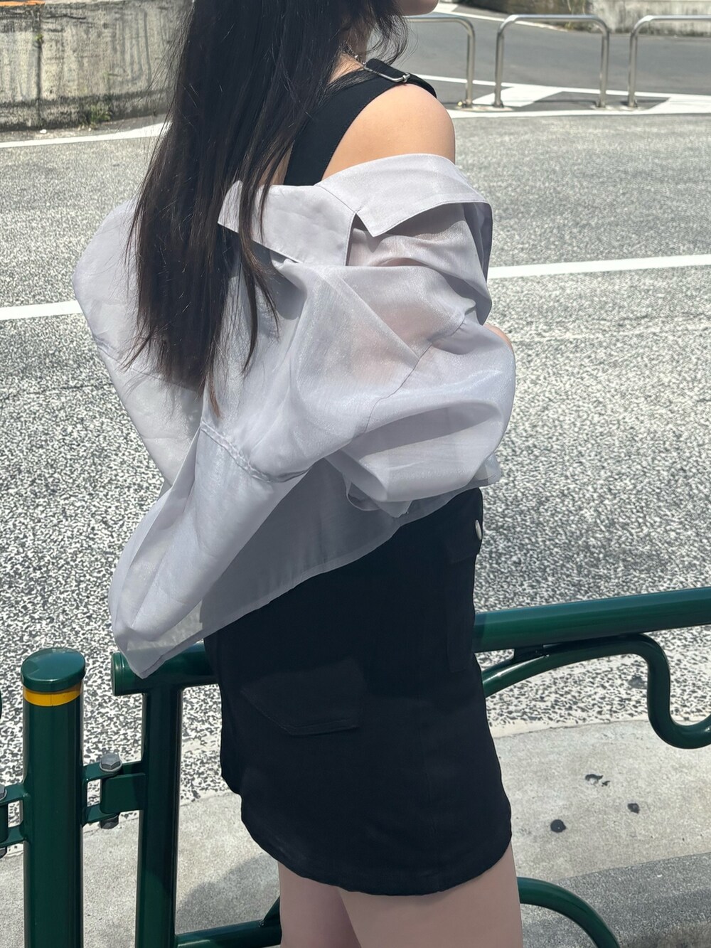 ブラック系のサンダル、ブラック系のワンピース、グレー系のシャツ/ブラウスを着用したレディースの春コーディネートの4枚目の写真