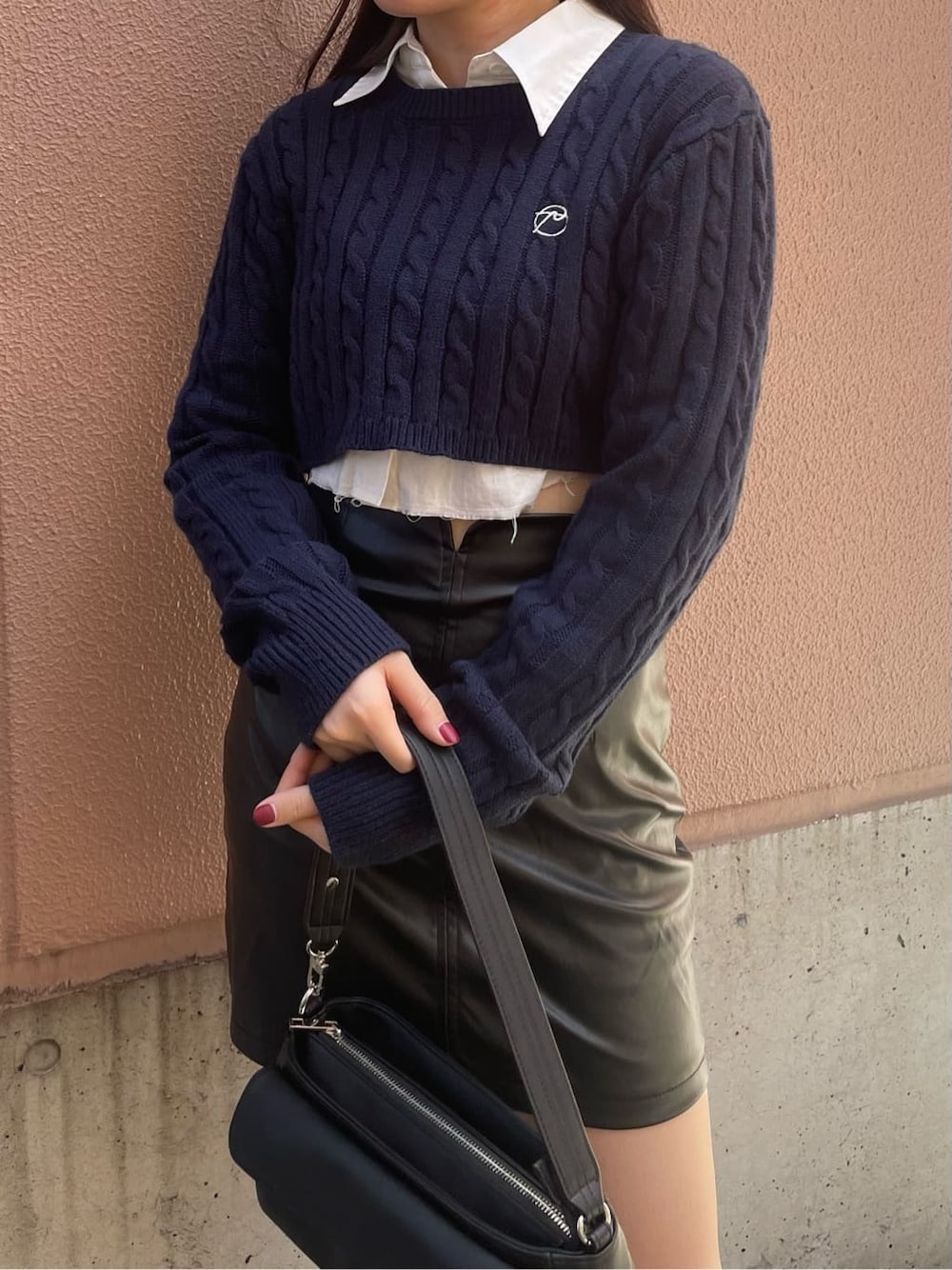 ホワイト系のシャツ/ブラウス、その他のスカート、ブルー系のニット/セーターを着用したレディースの秋コーディネートの3枚目の写真