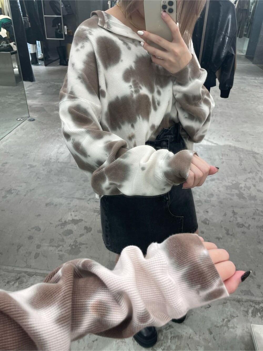 グレー系のスカート、その他のTシャツ/カットソーを着用したレディースの秋コーディネートの3枚目の写真