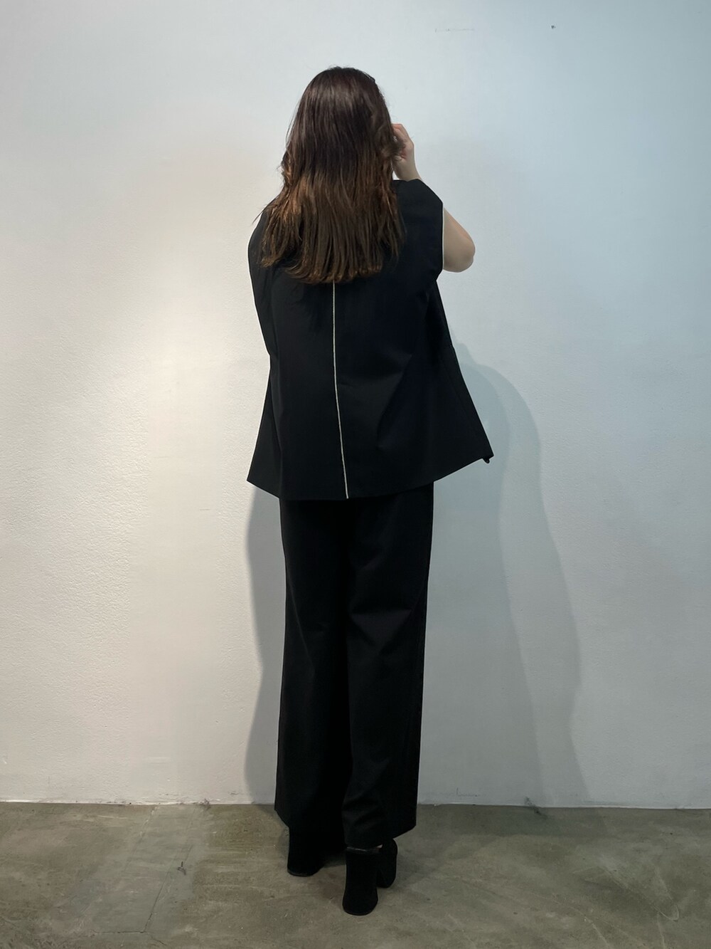 ブラック系のその他パンツ、ブラック系のベスト、ホワイト系のニット/セーターを着用したレディースの夏コーディネートの3枚目の写真