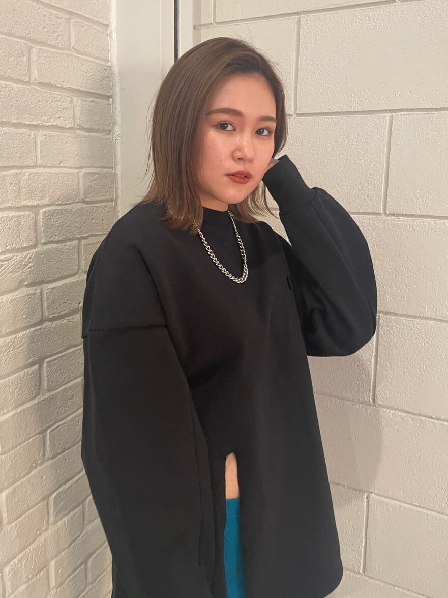 ブラック系のブーツ、ブラック系のTシャツ/カットソー、ブルー系のその他パンツを着用したレディースの冬コーディネートの4枚目の写真