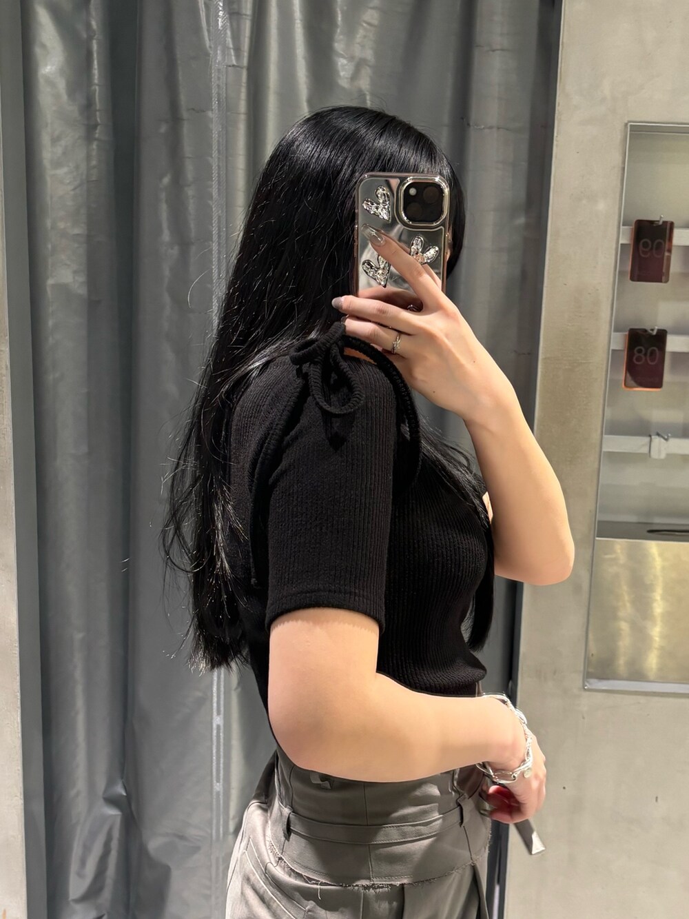 ブラック系のサンダル、ブラック系のTシャツ/カットソー、グレー系のその他パンツを着用したレディースの夏コーディネートの5枚目の写真