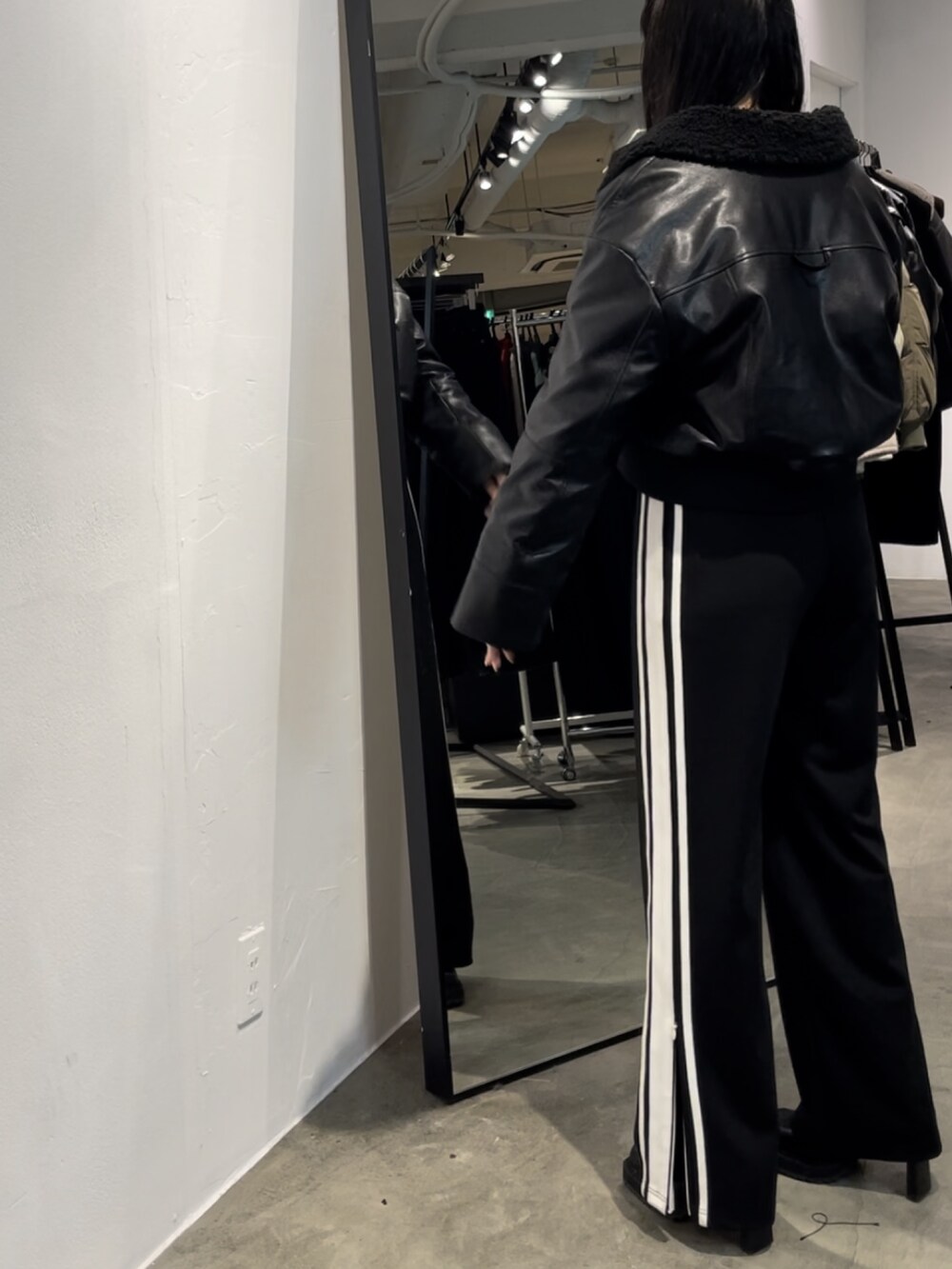 ブラック系のその他パンツ、グレー系のTシャツ/カットソー、ブラック系のブルゾンを着用したレディースの秋コーディネートの3枚目の写真