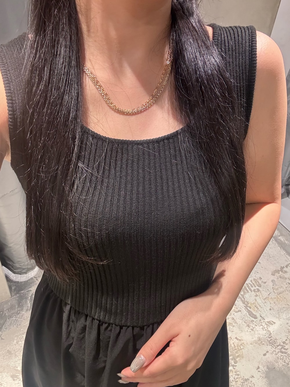 ブラック系のワンピース、ブラック系のサンダルを着用したレディースの夏コーディネートの7枚目の写真