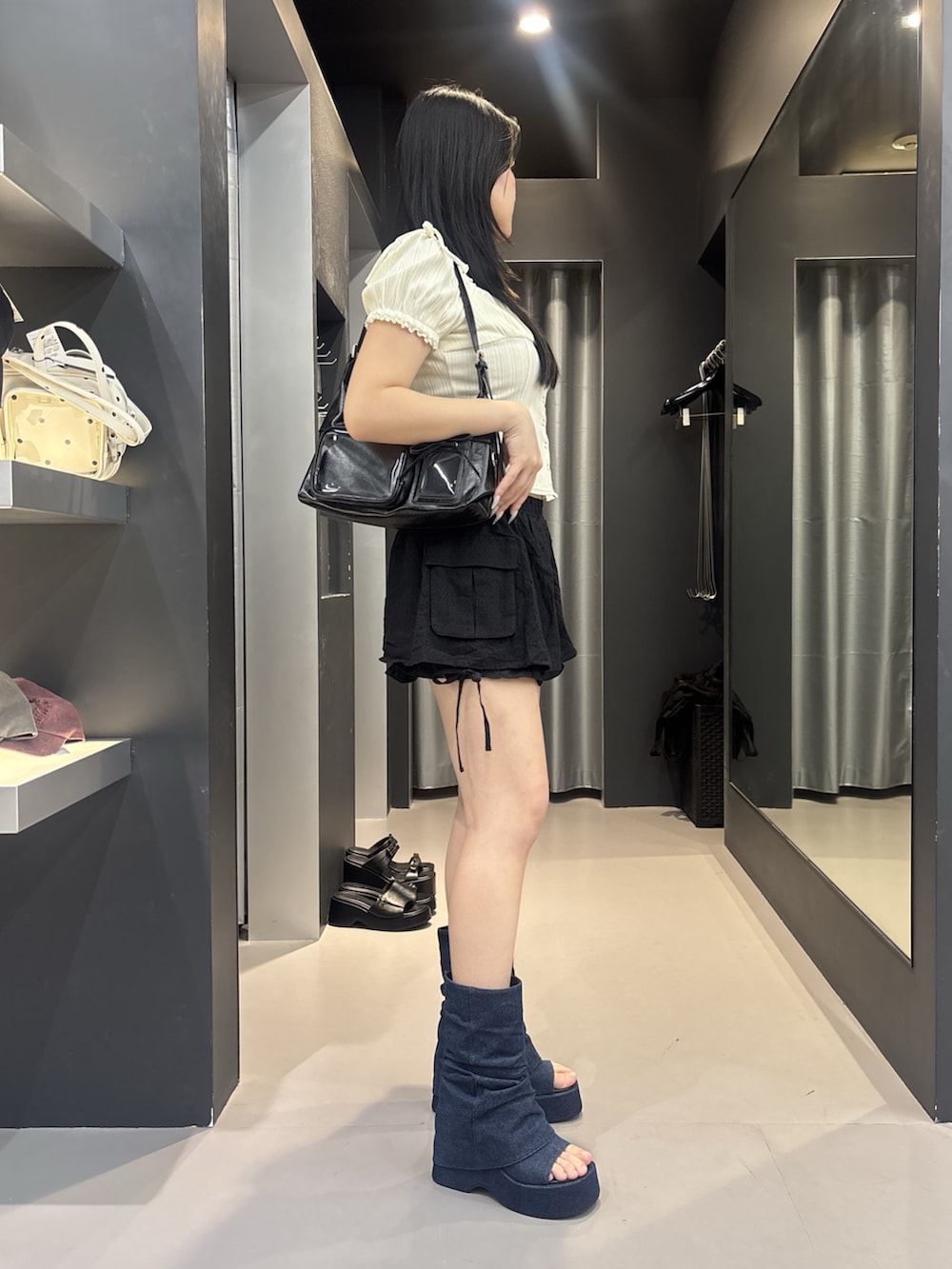 ブラック系のサンダル、ブラック系のスカート、その他のTシャツ/カットソーを着用したレディースの夏コーディネートの2枚目の写真