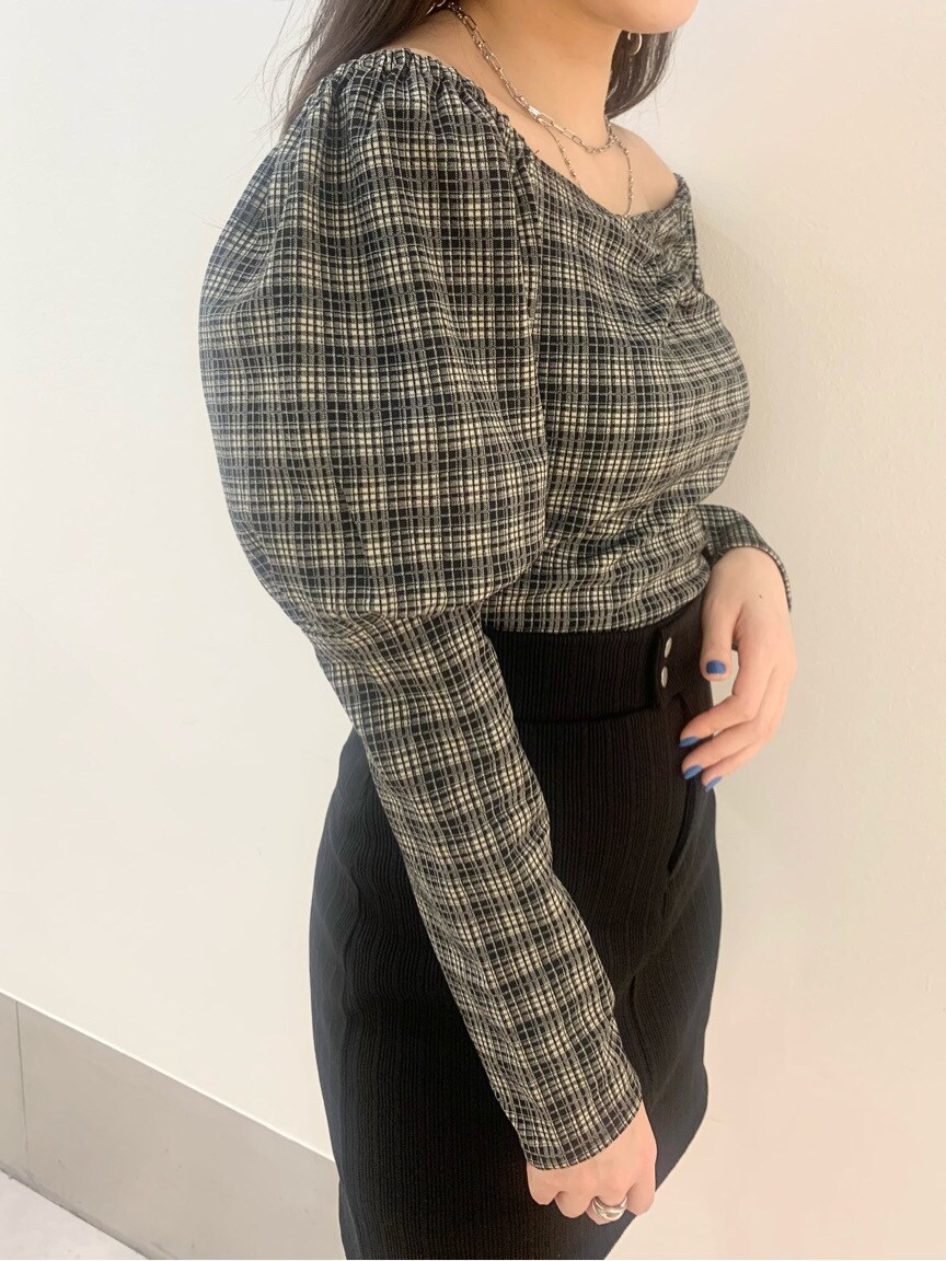 ブラック系のサンダル、ブラック系のスカート、その他のTシャツ/カットソーを着用したレディースの春コーディネートの5枚目の写真