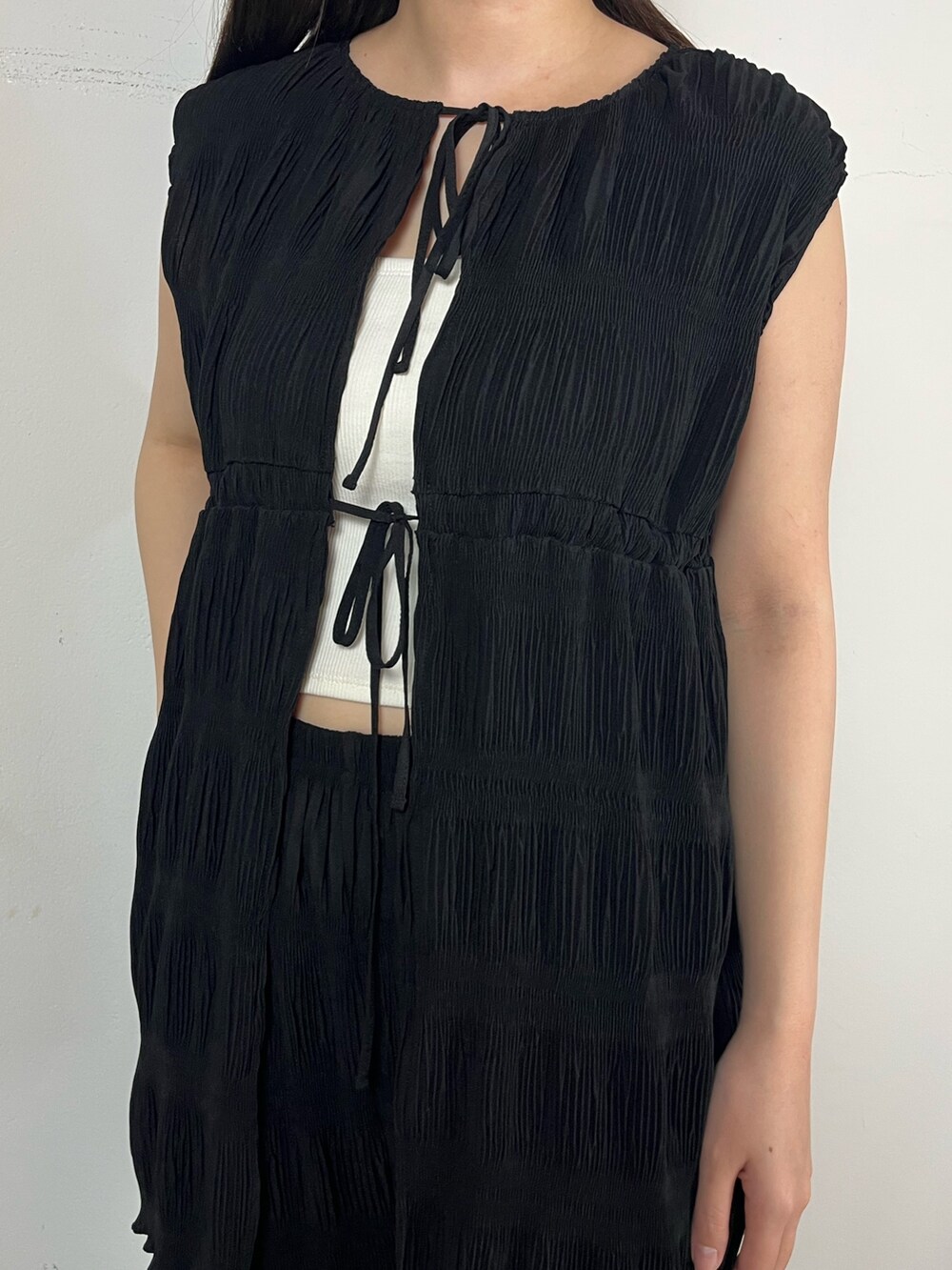 ブラック系のTシャツ/カットソー、ブラック系のその他パンツ、ブラック系のサンダルを着用したレディースの春コーディネートの8枚目の写真