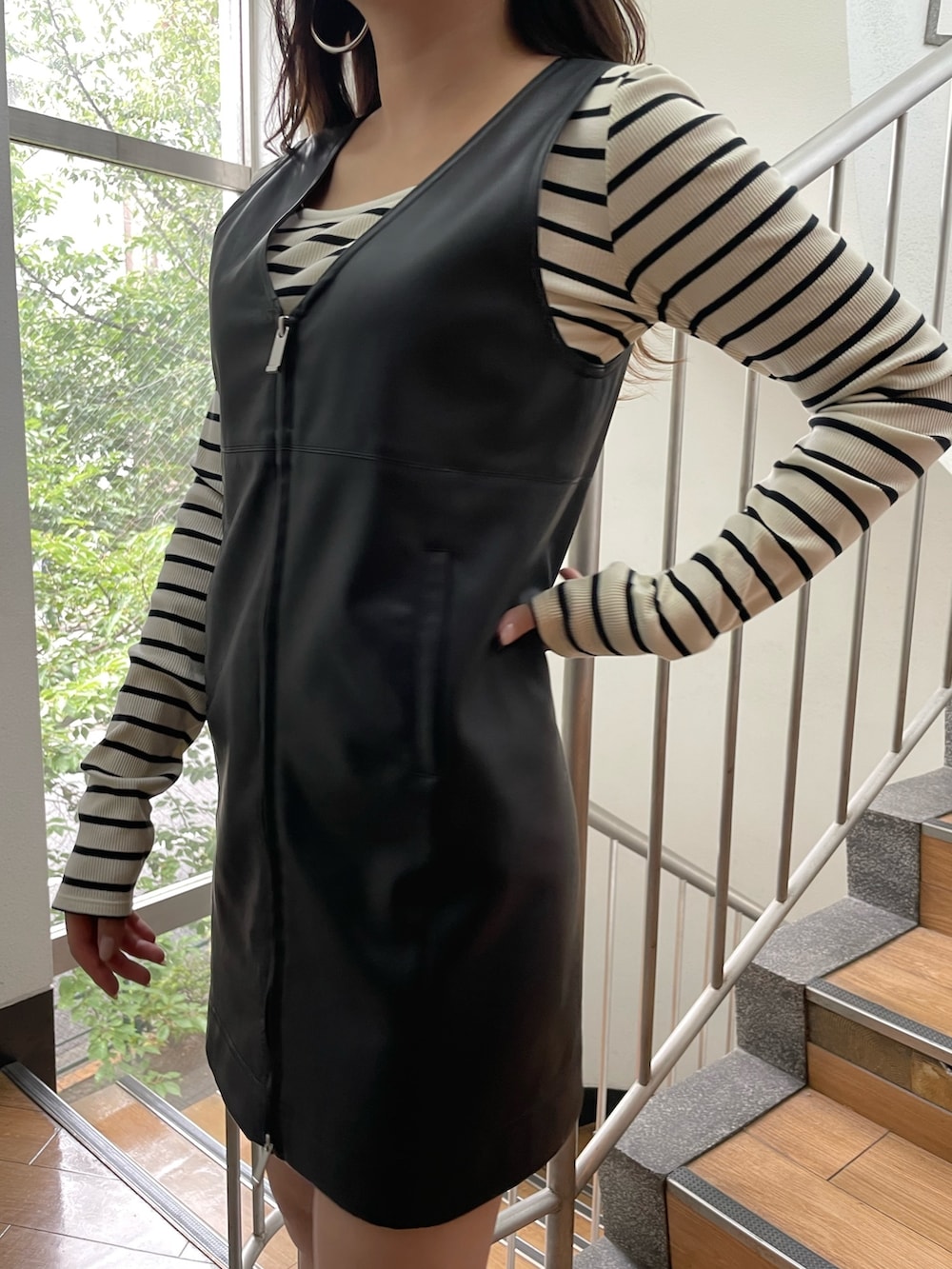 ブラック系のサンダル、ブラック系のワンピース、その他のTシャツ/カットソーを着用したレディースの夏コーディネートの4枚目の写真