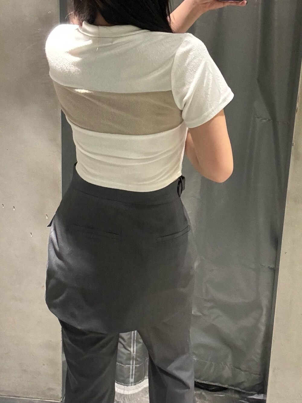 ブラック系のサンダル、ホワイト系のTシャツ/カットソー、グレー系のその他パンツを着用したレディースの春コーディネートの6枚目の写真