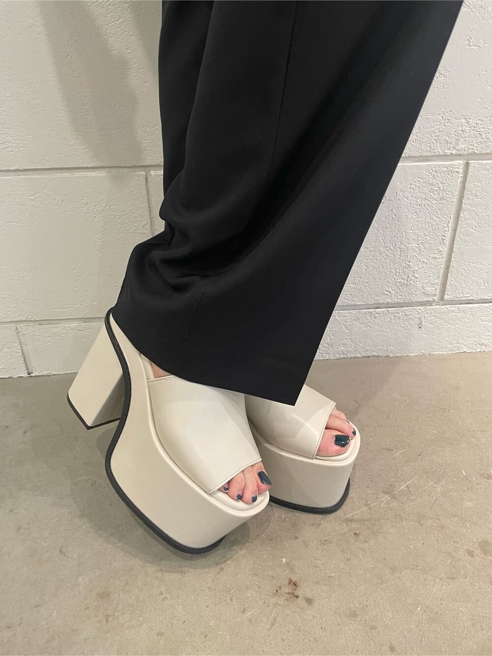 ブルー系のシャツ/ブラウス、ホワイト系のサンダル、ブラック系のスラックスを着用したレディースの春コーディネートの8枚目の写真