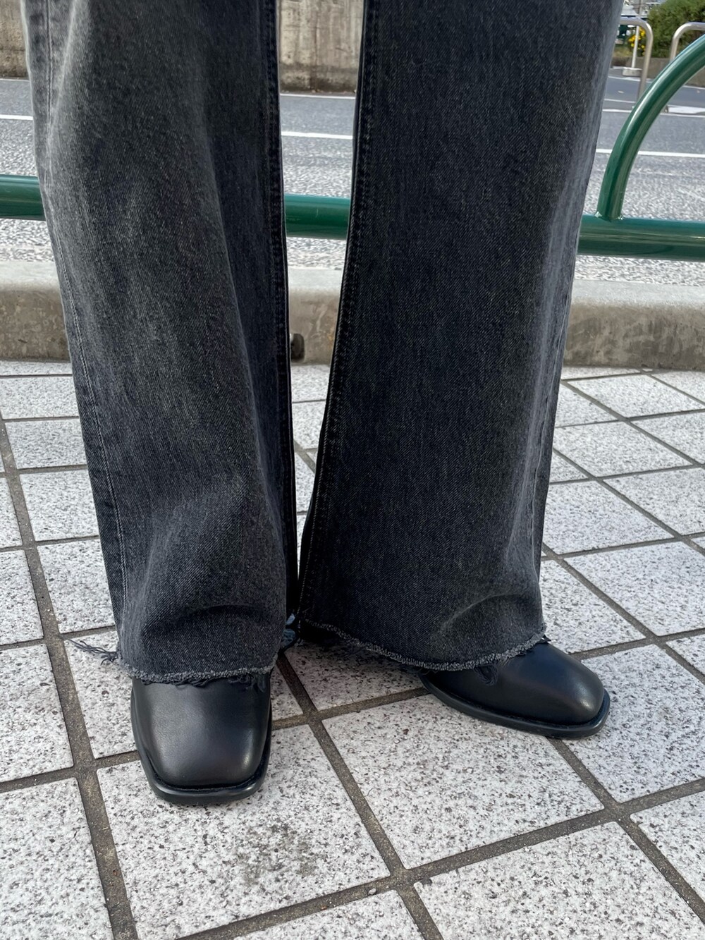 ブルー系のニット/セーター、ブラック系のデニムパンツ、ブラック系のブーツを着用したレディースの秋コーディネートの9枚目の写真