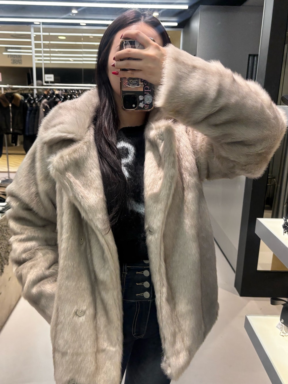 ブラック系のブーツ、ブルー系のデニムパンツ、ブラック系のニット/セーターを着用したレディースの秋コーディネートの3枚目の写真